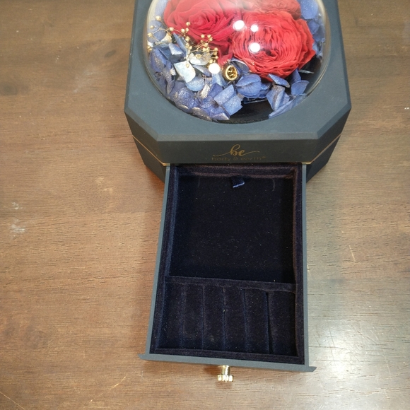 body and earth Jewerly Gift Box, Blue Color With red Roses Excellent Condition - Picture 8 of 13